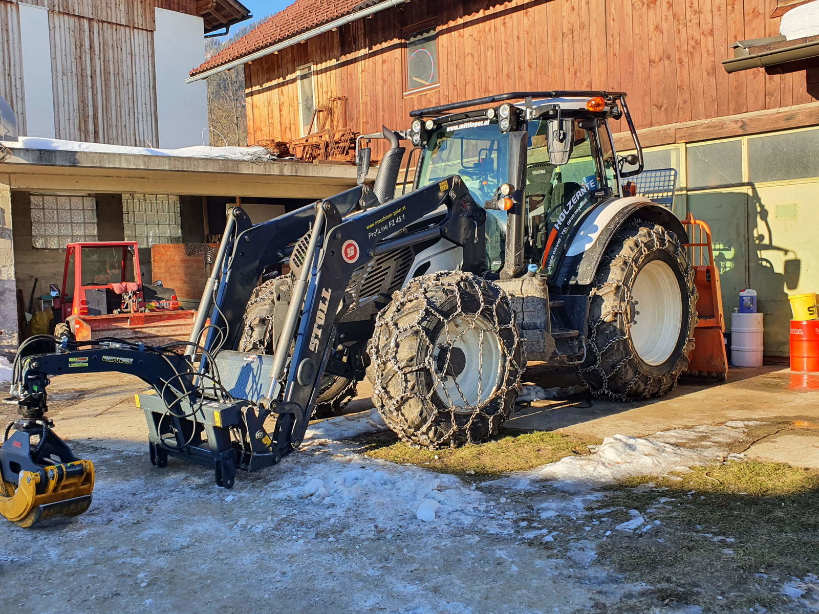 Traktor mit Schneeketten von Holzschlägerung David Auer